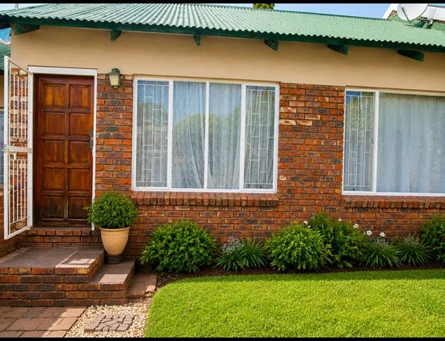2 BEDROOM TOWNHOUSE FOR SALE IN UITSIG